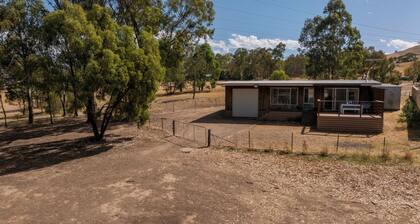 Nanda Lake House: 2 BR, 1 BA Cottage in Bonnie Doon, Sleeps 8