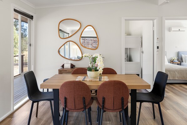 Dining - Nanda Lake House: 2  BR, 1  BA Cottage in Bonnie Doon, Sleeps 8 (Bonnie Doon)