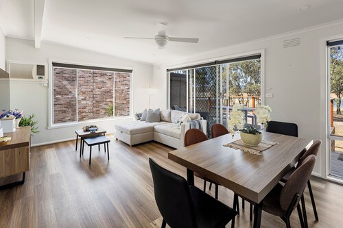 Nanda Lake House: 2  BR, 1  BA Cottage in Bonnie Doon, Sleeps 8