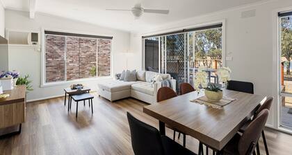 Nanda Lake House: 2 BR, 1 BA Cottage in Bonnie Doon, Sleeps 8