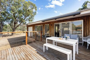 Outdoor dining - Nanda Lake House: 2  BR, 1  BA Cottage in Bonnie Doon, Sleeps 8 (Bonnie Doon)