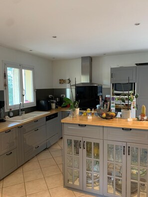 Fridge, microwave, oven, stovetop - House surrounded by pine trees, 20 min from Avignon and St Rémy de Provence (Chateaurenard)
