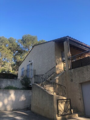 Exterior - House surrounded by pine trees, 20 min from Avignon and St Rémy de Provence (Chateaurenard)
