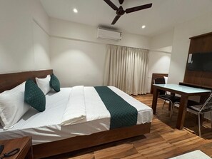 Family Room | Free WiFi - Sindu Executive Lodging (Pune)