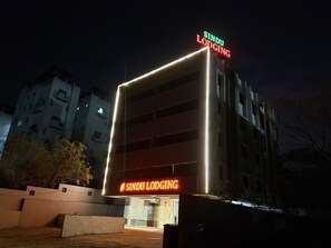 المنشأة من الخارج