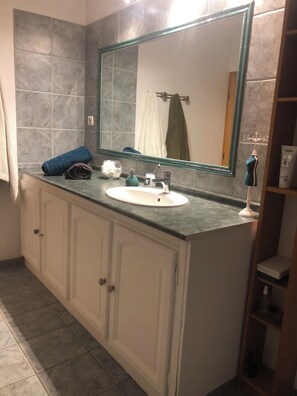 Hair dryer, towels, toilet paper - Le cocon du Puech (Générac)