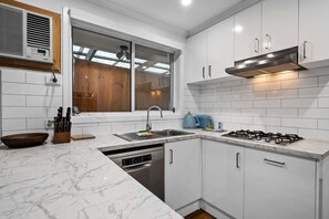 Fridge, microwave, oven, stovetop - Comfortable Stay in Hoppers Crossing (Hoppers Crossing)