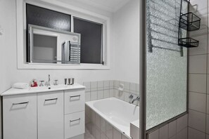 Shower, hair dryer, towels, shampoo - Comfortable Stay in Hoppers Crossing (Hoppers Crossing)