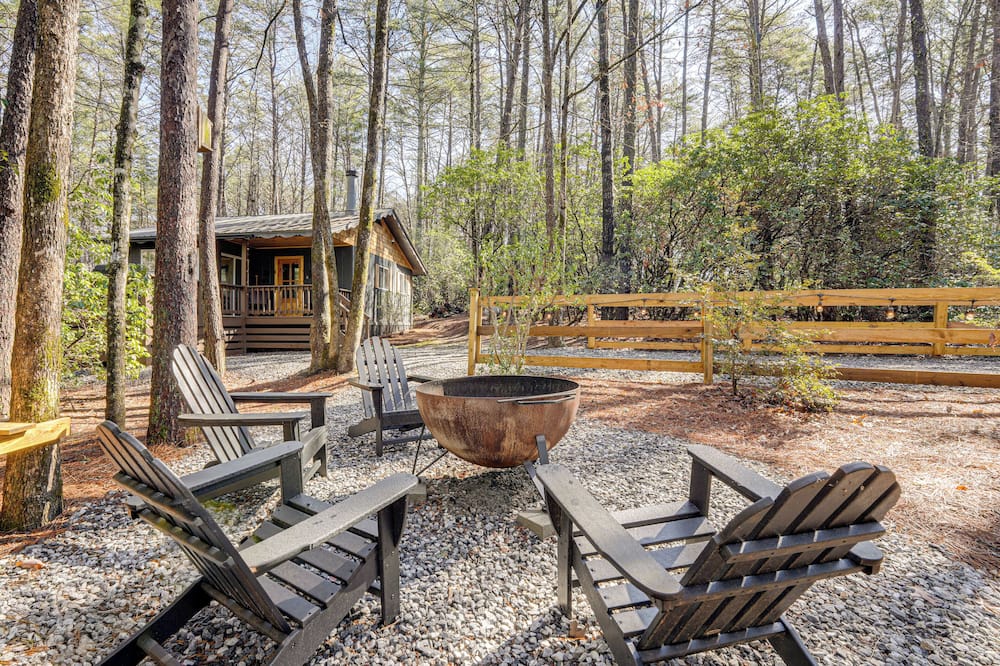 5 Mi to Helen: Woodsy Oasis w/ Hot Tub & Fire Pit! - Smith Creek, GA