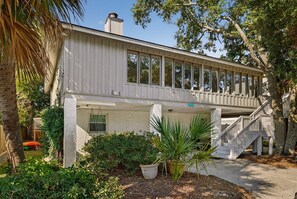 Exterior - Perfect for Small Families, Steps to Beach and Dining by Tybee Cottages (Savannah)