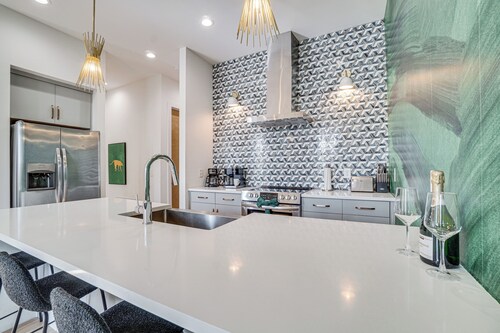 1 Mi to Nashville General: Upscale Townhome