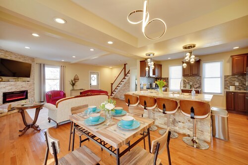 Walk to Kinnickinnic Ave! Newly Updated Abode