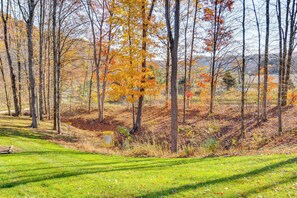 A grassy area with trees and a metal structure. - Shady Point Retreat w/ Hot Tub & Pickleball! (Killbuck)