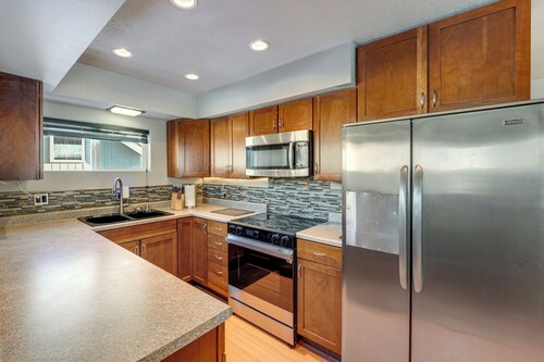 Hike, Bike & Ski! Cozy Anchorage Townhome