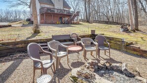An outdoor patio with four chairs and a small table, surrounded by gravel and rocks. - Private Patio! Studio 10 Mi to Dtwn Clarksville (Clarksville)