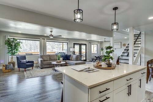 Private Dock & Theater Room: Lake Ozark Luxury