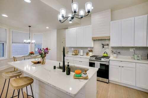 Heart of Bay View Neighborhood! Modern Retreat