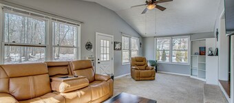 Peaceful Retreat w/ Private Hot Tub in New Albany