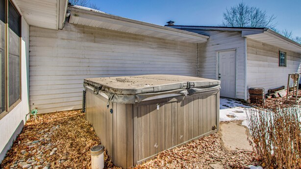 A wooden hot tub outside a house with a snow-covered ground. - Peaceful Retreat w/ Private Hot Tub in New Albany (New Albany)