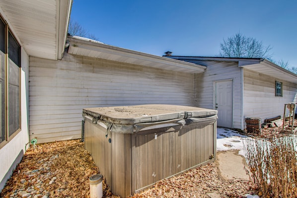 A wooden hot tub outside a house with a snow-covered ground. - Peaceful Retreat w/ Private Hot Tub in New Albany (New Albany)