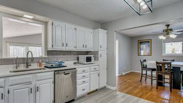 House (3 Bedrooms) | Interior