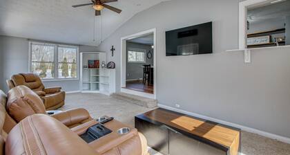 Peaceful Retreat w/ Private Hot Tub in New Albany