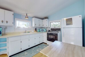 Interior - 2BR Lakeside Home w/ Patio, Porch & AC (Aurora)