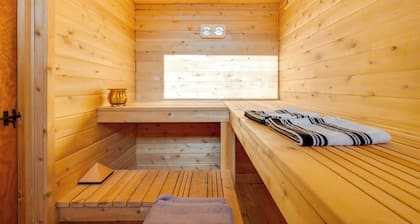 6 Mi to Polar Caves! All-season Getaway w/ Sauna