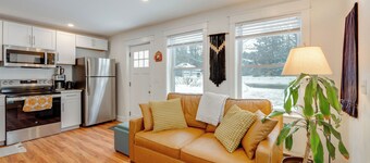 6 Mi to Polar Caves! All-season Getaway w/ Sauna