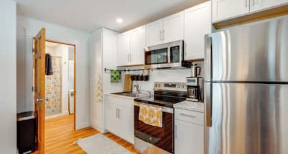 6 Mi to Polar Caves! All-season Getaway w/ Sauna