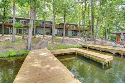 Lake Desoto Retreat: Private Dock & Resort Perks!