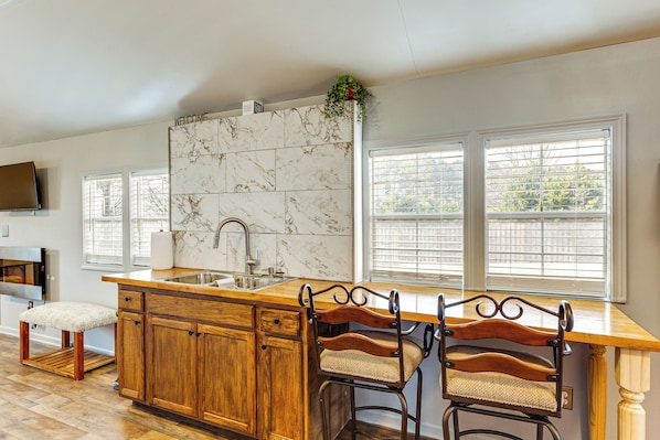 House (0 Bedroom) | Interior - 6 Mi to Clift Farm! Pet-friendly Guesthouse (Harvest)