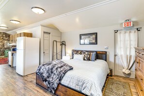 House (0 Bedroom) | Interior - 6 Mi to Clift Farm! Pet-friendly Guesthouse (Harvest)