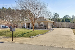 House (0 Bedroom) | Interior - 6 Mi to Clift Farm! Pet-friendly Guesthouse (Harvest)