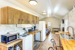 House (0 Bedroom) | Interior - 6 Mi to Clift Farm! Pet-friendly Guesthouse (Harvest)