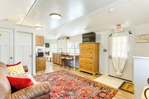 House (0 Bedroom) | Interior - 6 Mi to Clift Farm! Pet-friendly Guesthouse (Harvest)