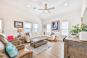 Smart TV - Blessing By The Bay | Community Pool | Sleeps 8 (Galveston)