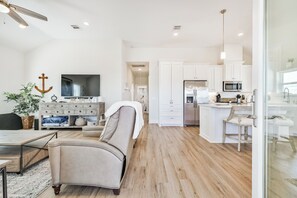 Smart TV - Blessing By The Bay | Community Pool | Sleeps 8 (Galveston)