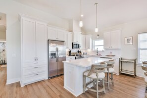 Fridge, microwave, oven, stovetop - Blessing By The Bay | Community Pool | Sleeps 8 (Galveston)