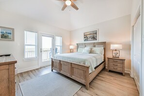 3 bedrooms, free WiFi, bed sheets - Blessing By The Bay | Community Pool | Sleeps 8 (Galveston)