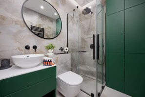 Shower, hair dryer, towels, shampoo - Air-conditioned Apartment | 2 Bedrooms | Garage Parking (Warszawa)