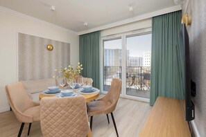 Dining - Air-conditioned Apartment | 2 Bedrooms | Garage Parking (Warszawa)
