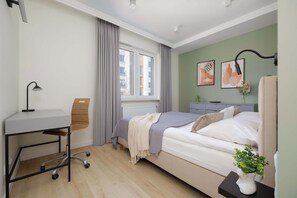 2 Schlafzimmer, Schreibtisch, Bügeleisen/Bügelbrett, Reisekinderbett
