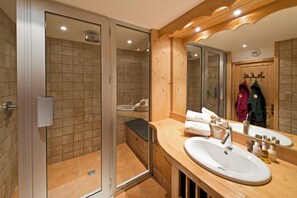 Shower, hair dryer, towels, soap - Superb chalet ski in ski out jacuzzi fitness room 12 people (Courchevel)