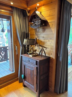 Ein Holzinterieur mit einem Holzkabinett, einer Uhr und einer Glocke.