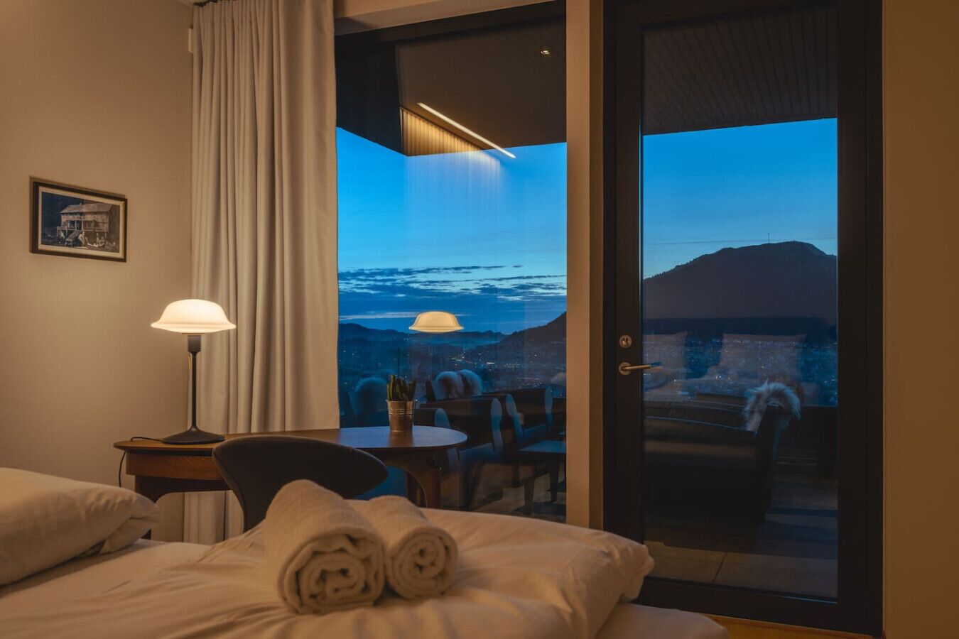 Desk, iron/ironing board, WiFi, bed sheets