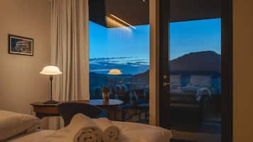 Desk, iron/ironing board, WiFi, bed sheets