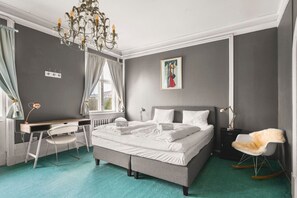 Una scrivania, Wi-Fi, lenzuola