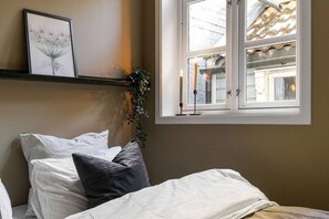 Escritorio, wifi y ropa de cama 