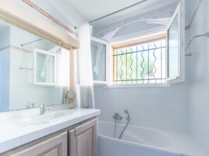 Villa | Bathroom - Elegant Villa in Les Mees With Garden (Les Mees)